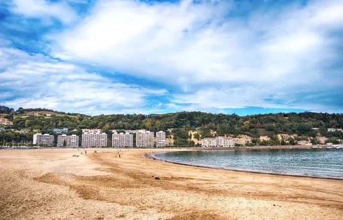 Playa de Hondarribia con arena fina y vistas al monte Jaizkibel
